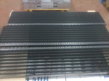 R041 - Lakované schodiskové stupne PR-33/11 v RAL 7016